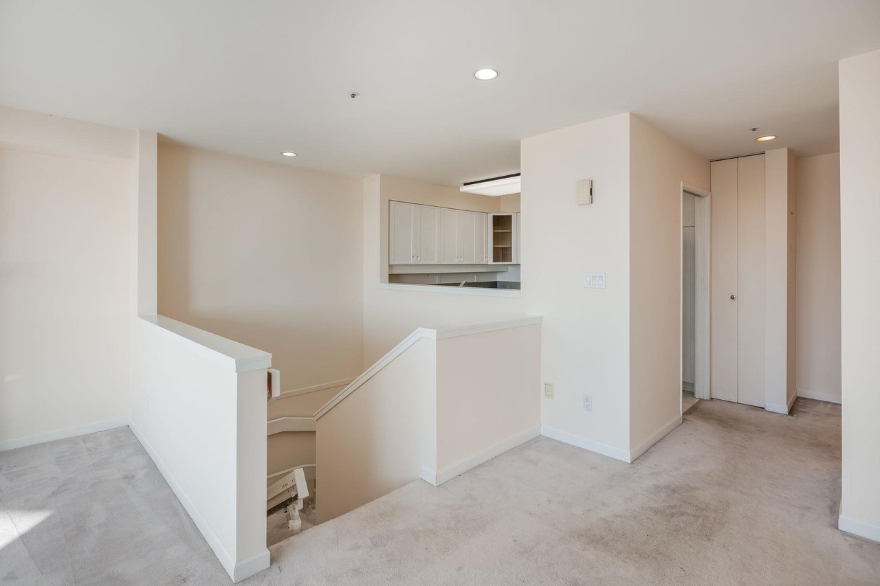 208-2433 Bellevue Ave