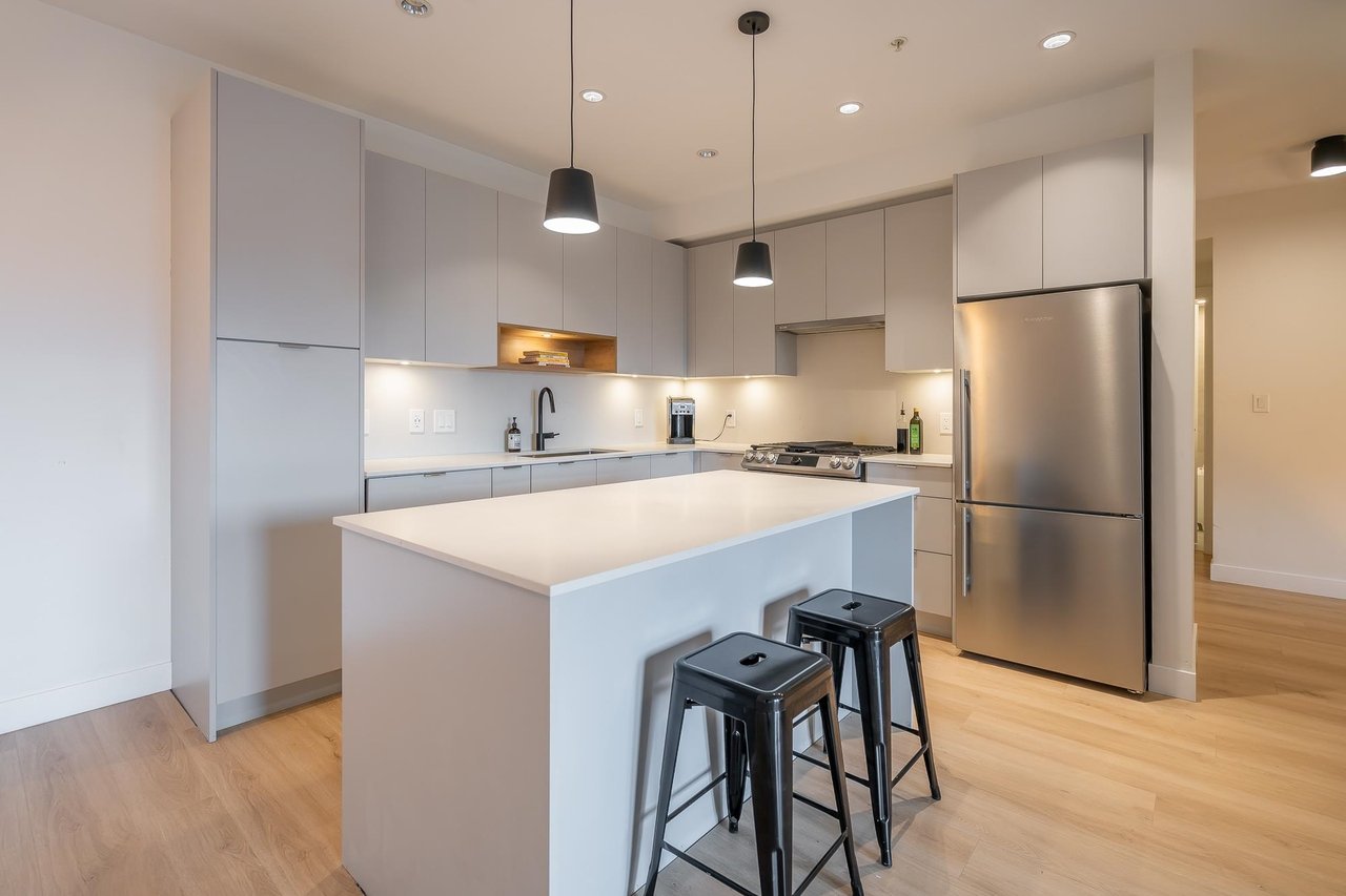 327-2493 Montrose Ave