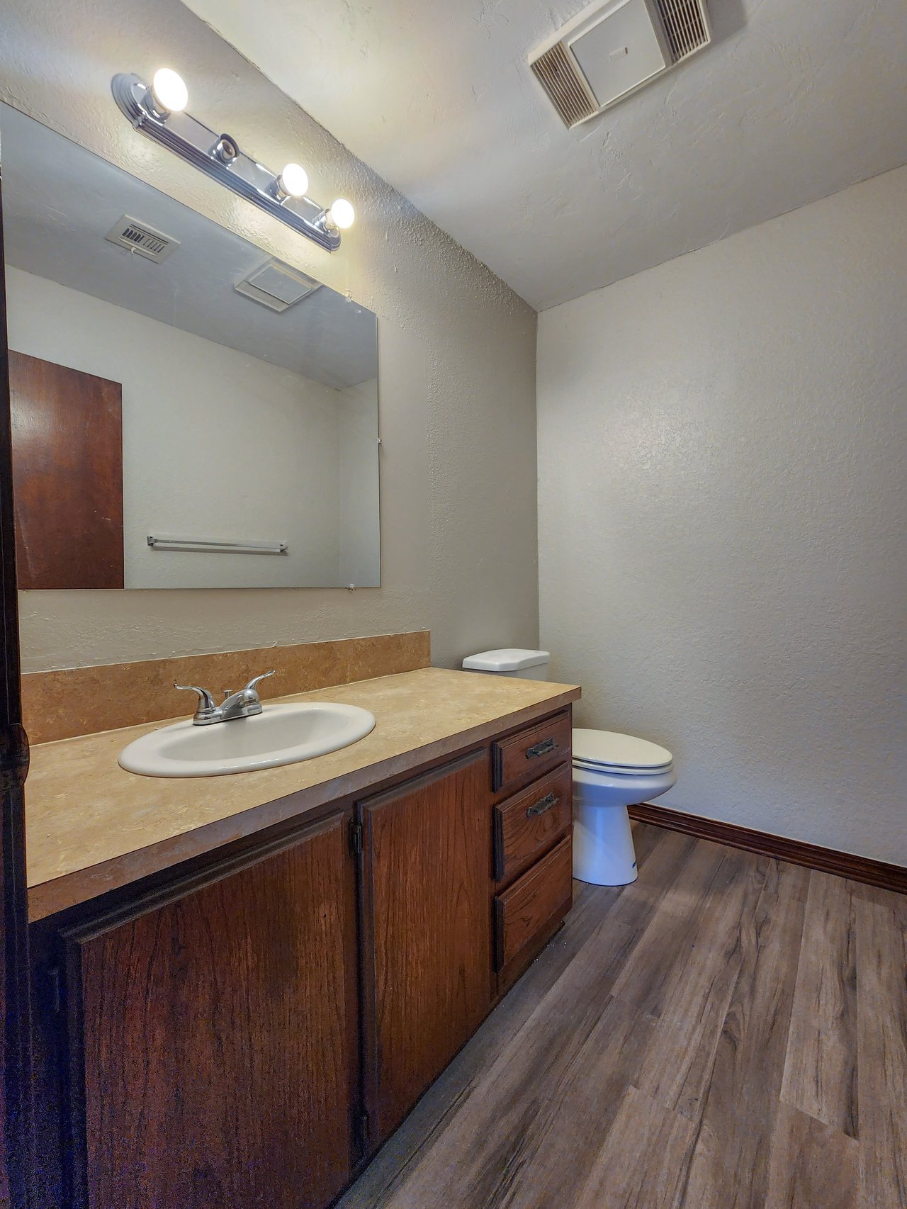 4104 N Market