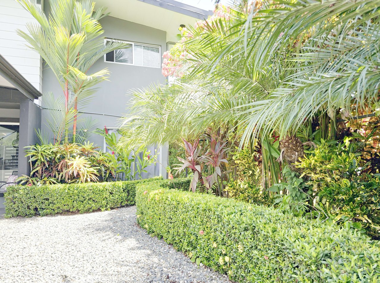 Contemporary Home with Guest House, walking distance to the beach