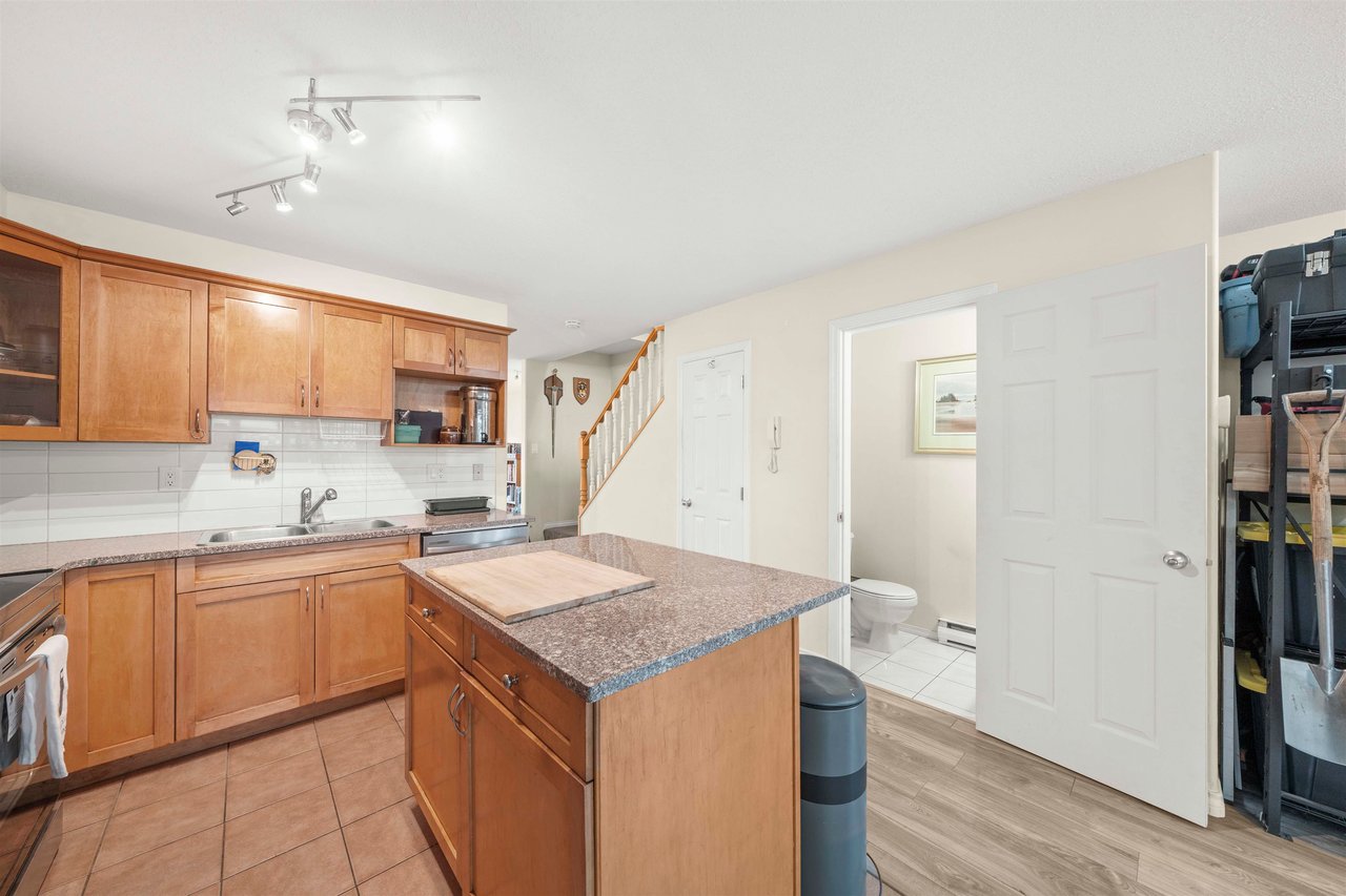 2-910 W 16th St