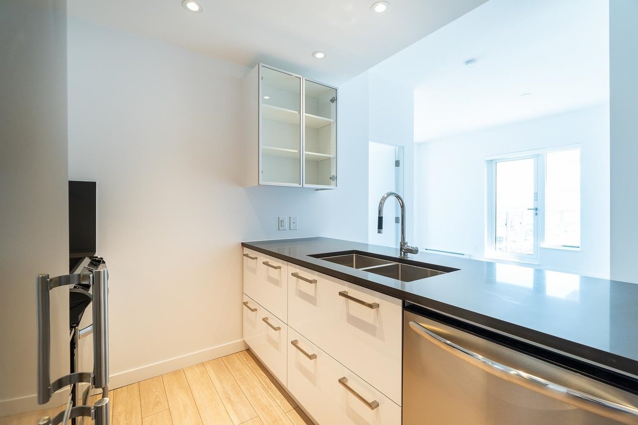 PH9-955 E Hastings St