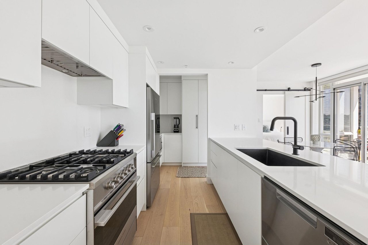 801-1077 Marinaside Cres