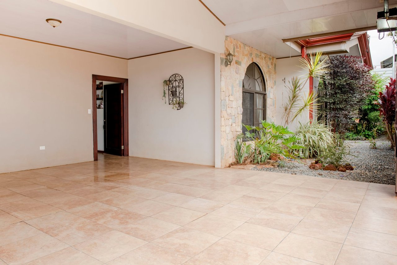 Costa Rican Gem: Spacious 4BR Home with Fruit Trees, Fully Furnished