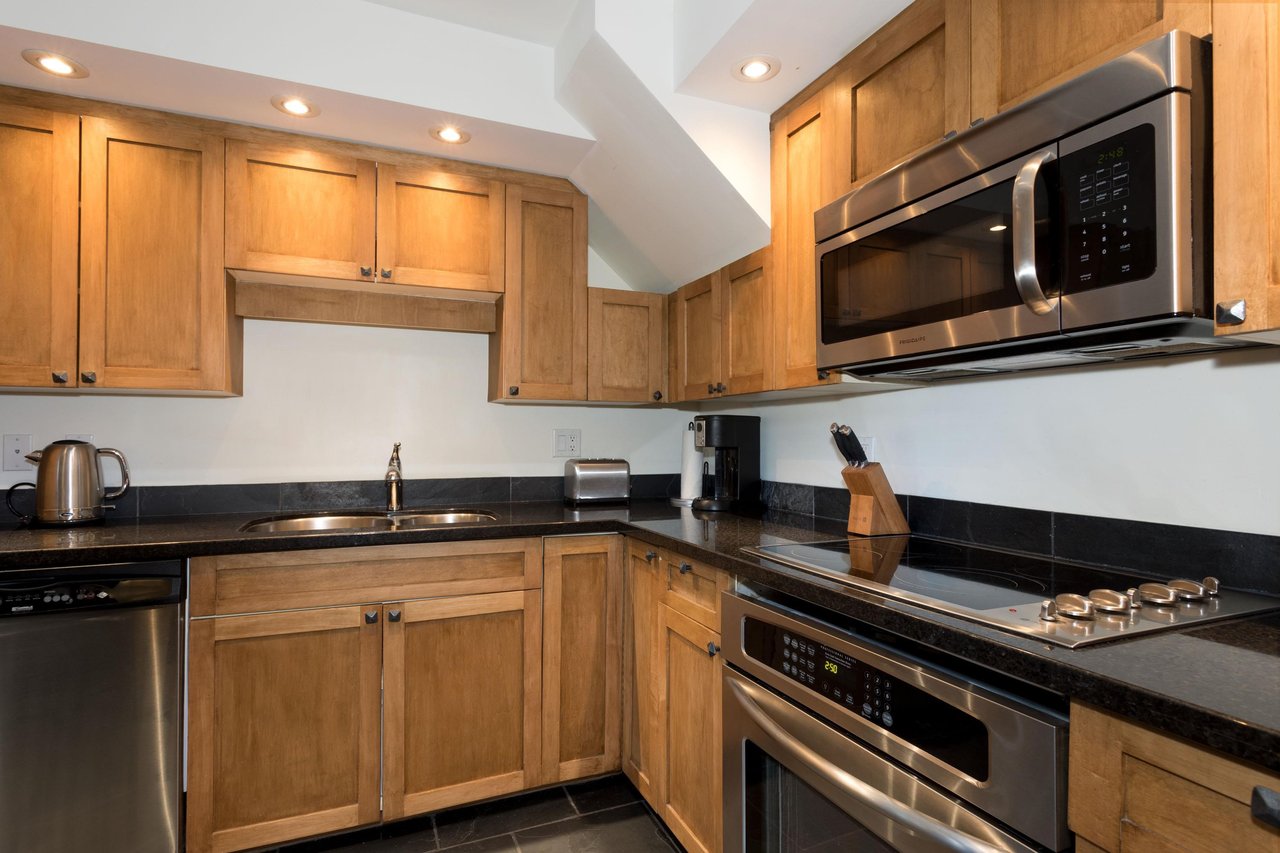 332-4573 Chateau Blvd