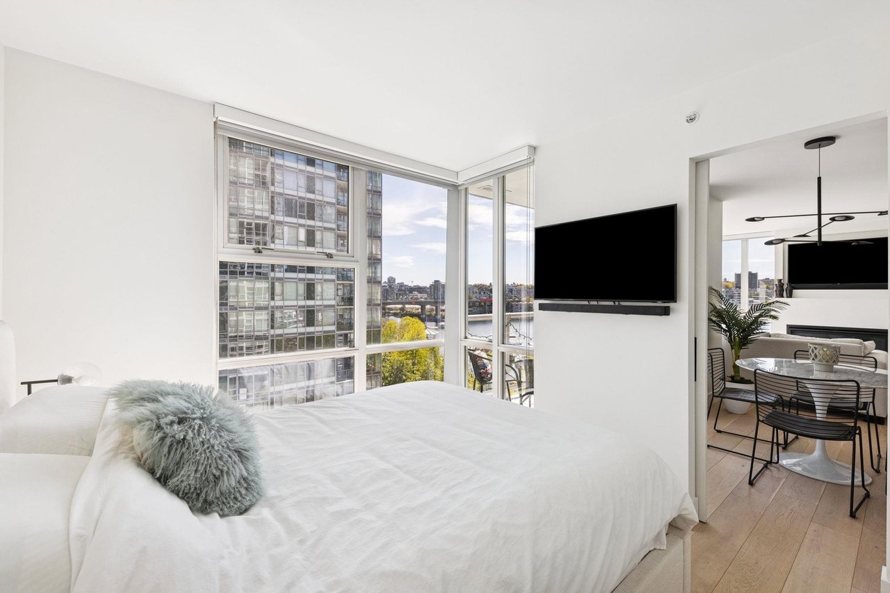801-1077 Marinaside Cres