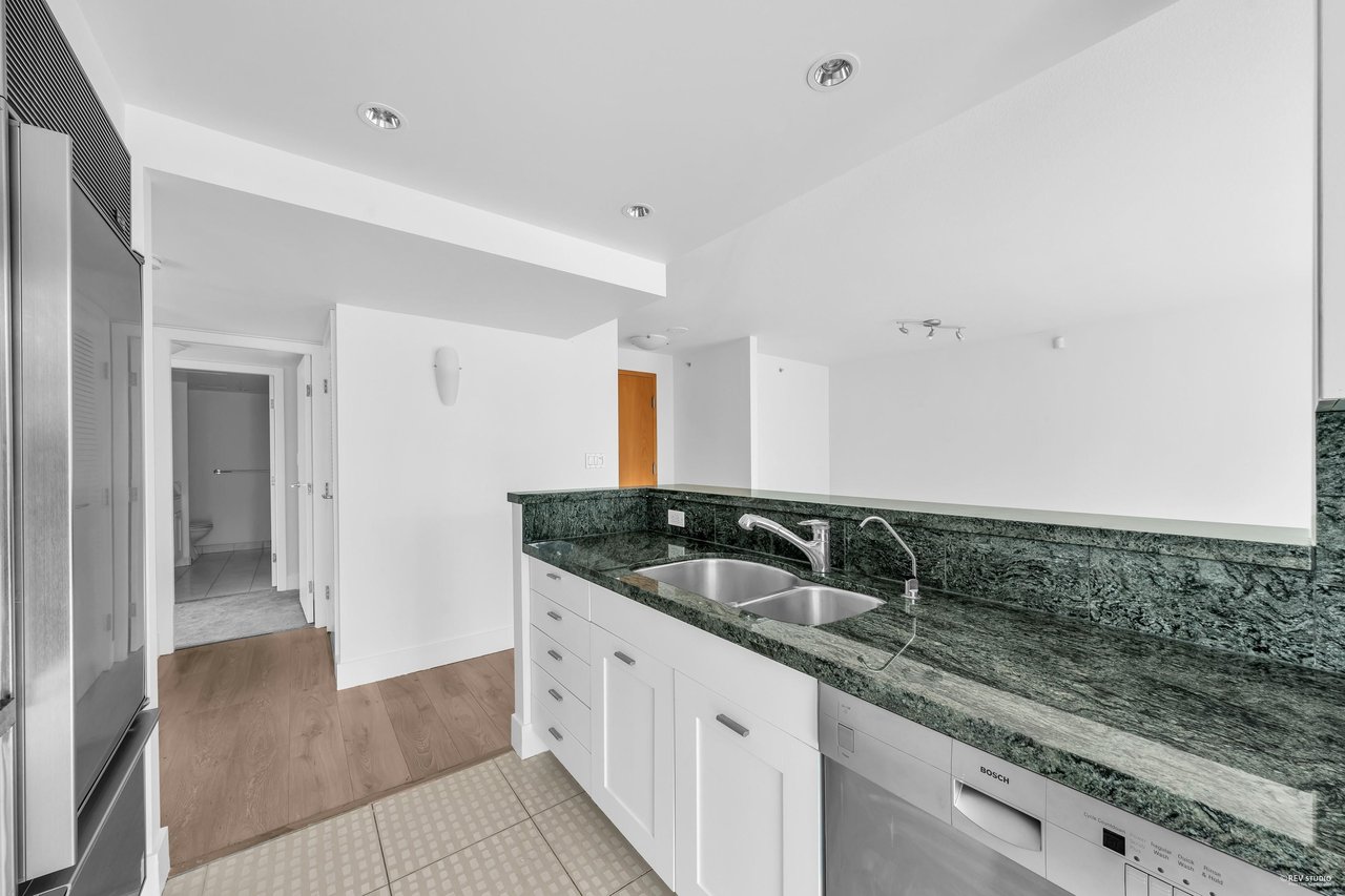 1303-499 Broughton St