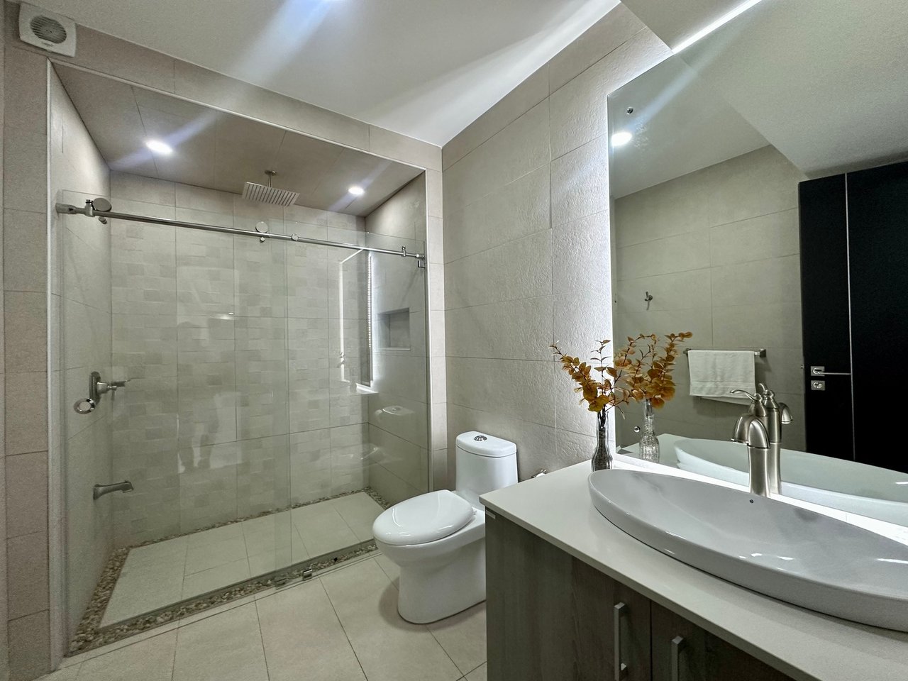 Remodeled Garden Level Residence, Escazu, San Jose