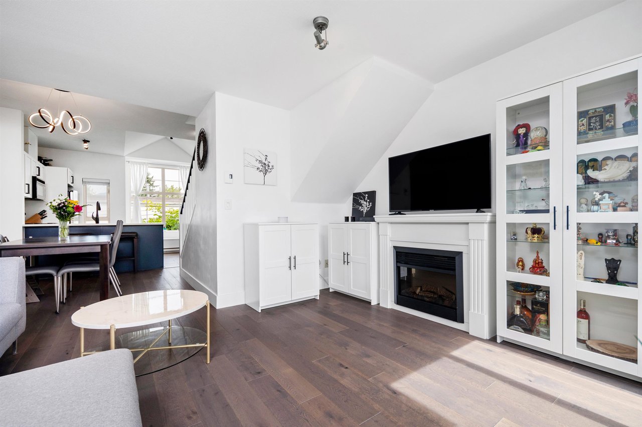 31-4055 Pender St