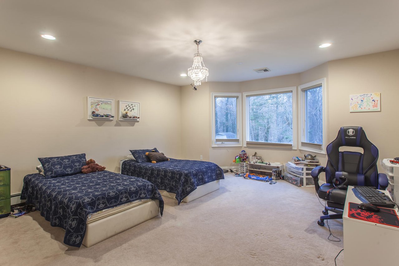 195 Cold Spring Rd, Syosset