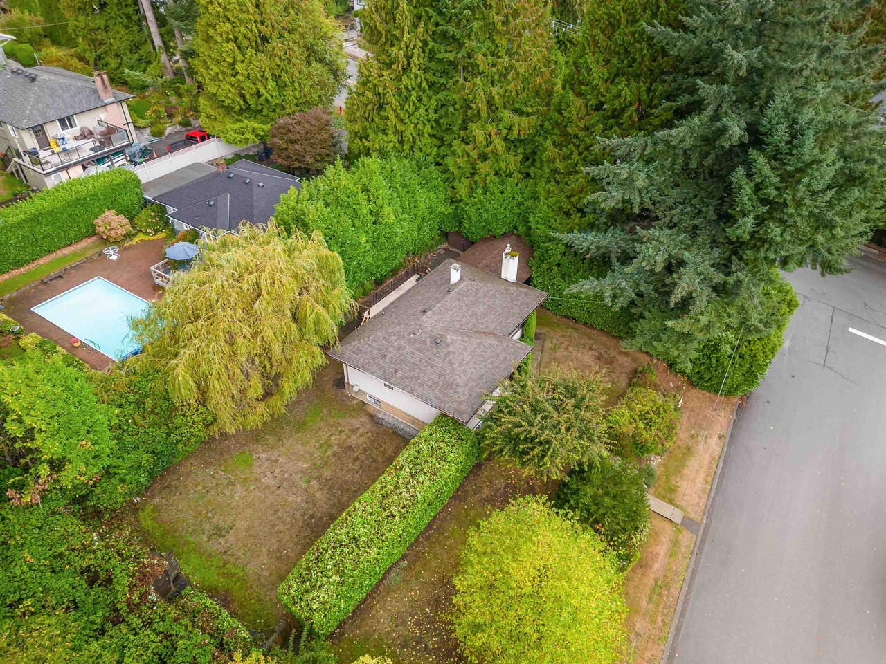 993 Friar Cres
