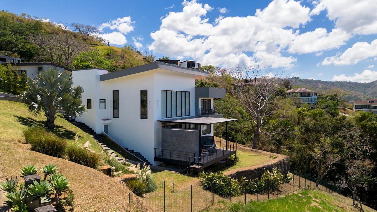 Modern Mountain View Home, Ciudad Colon, San Jose