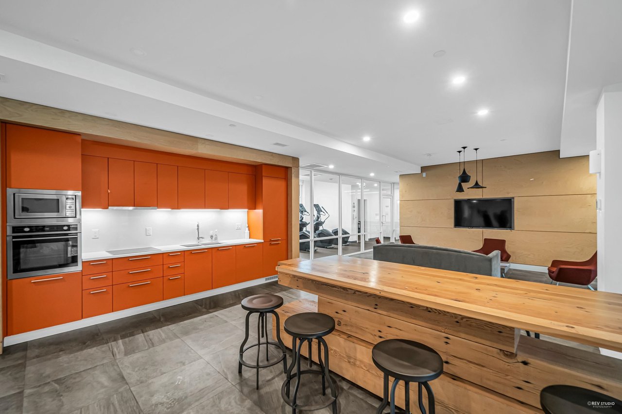 1212-285 E 10th Ave