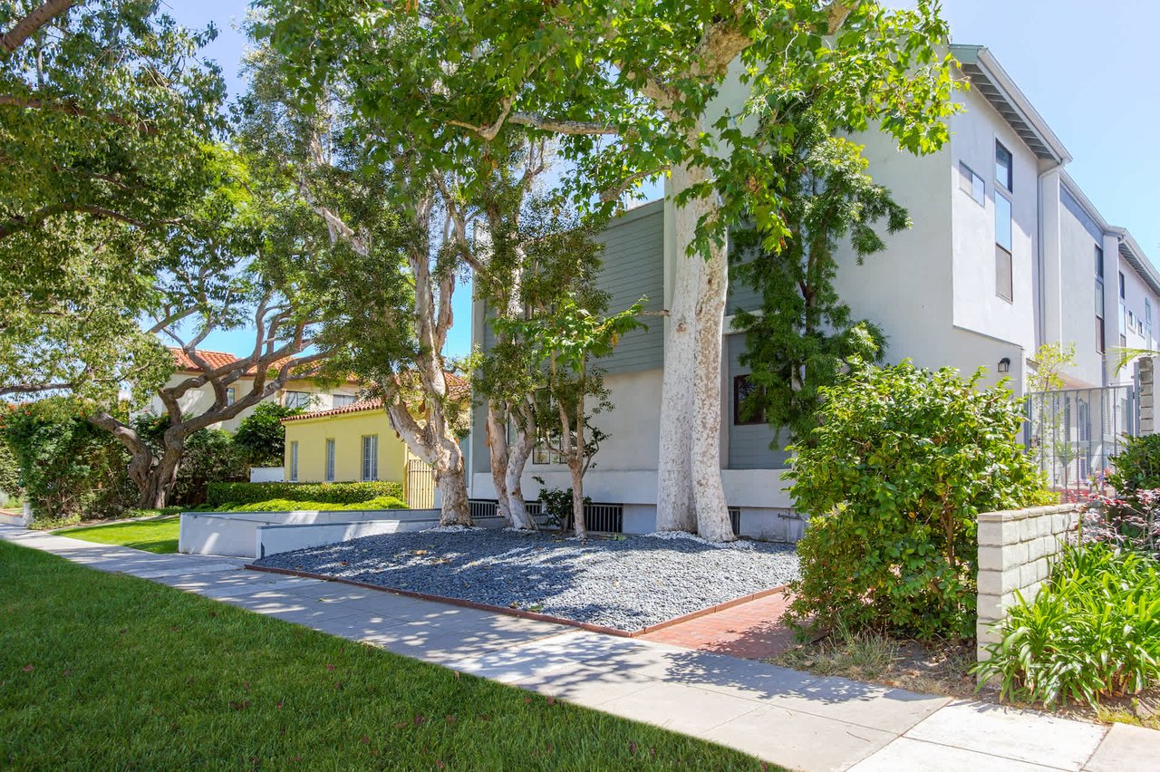 Front Facing Spacious Townhouse