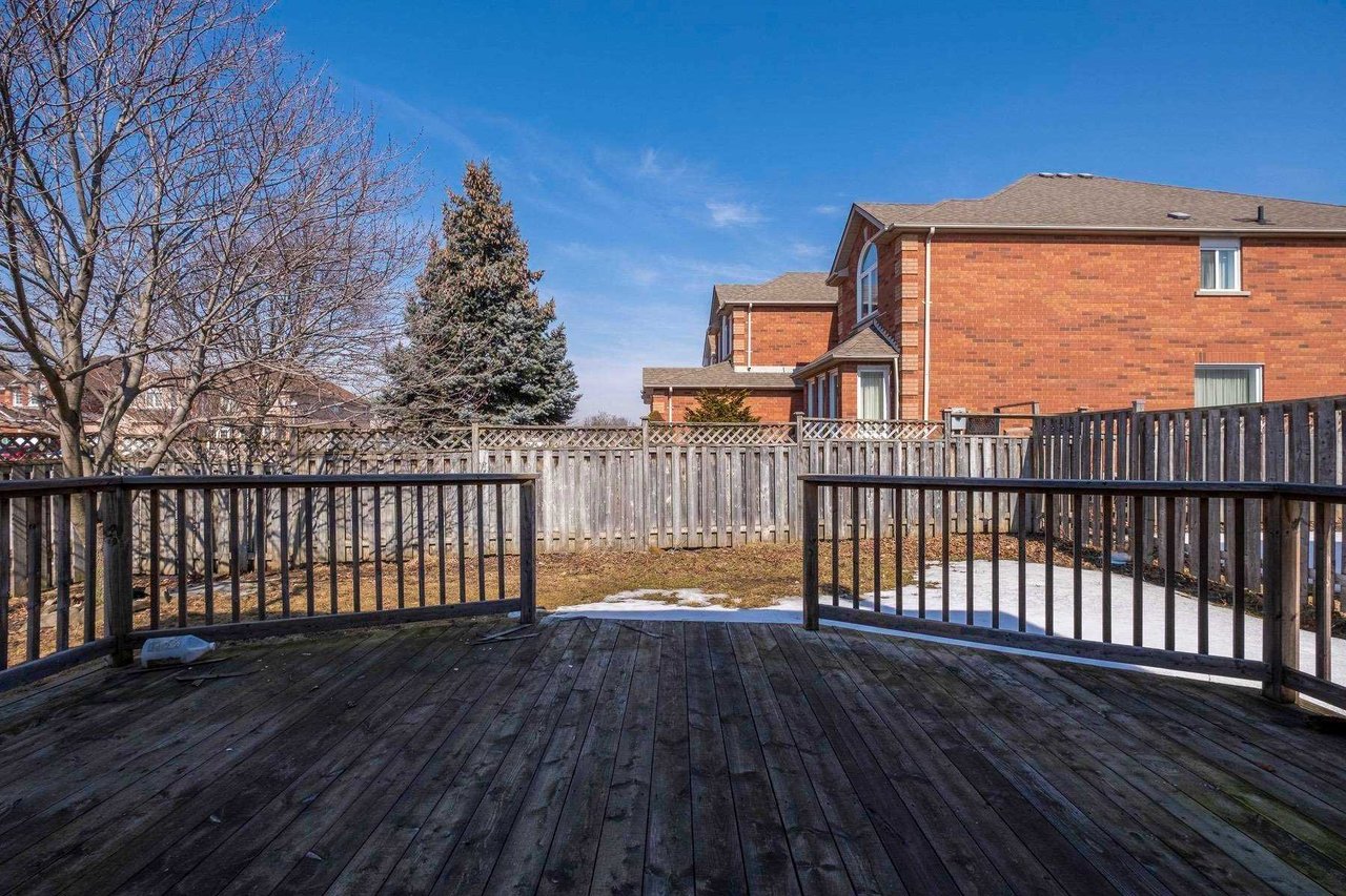 DETACHED CORNER LOT