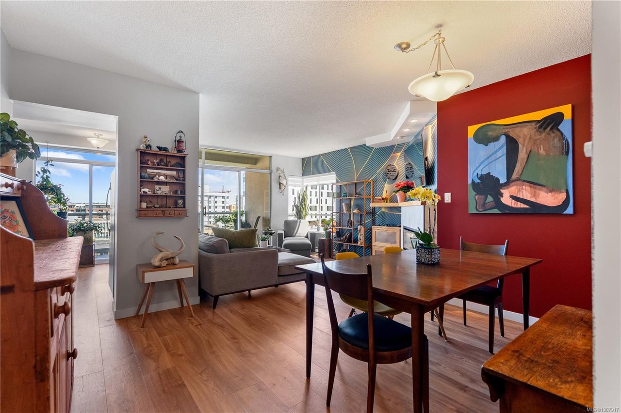 1005-1010 View St