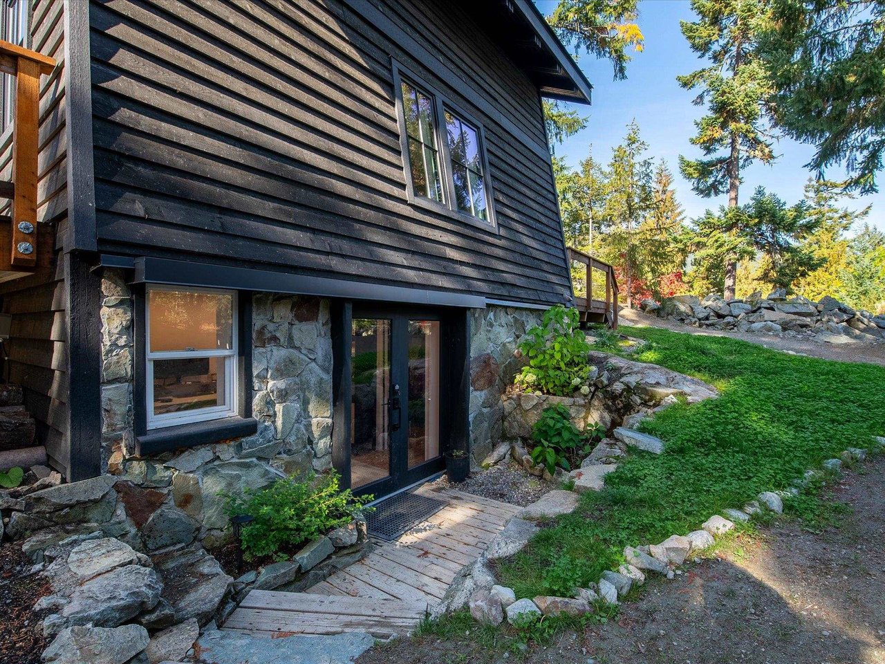 9511 Emerald Dr