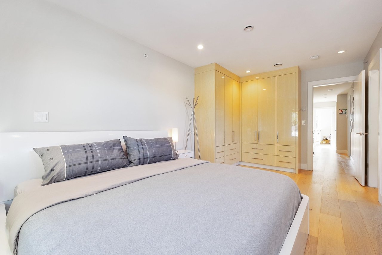 233 W 19th St