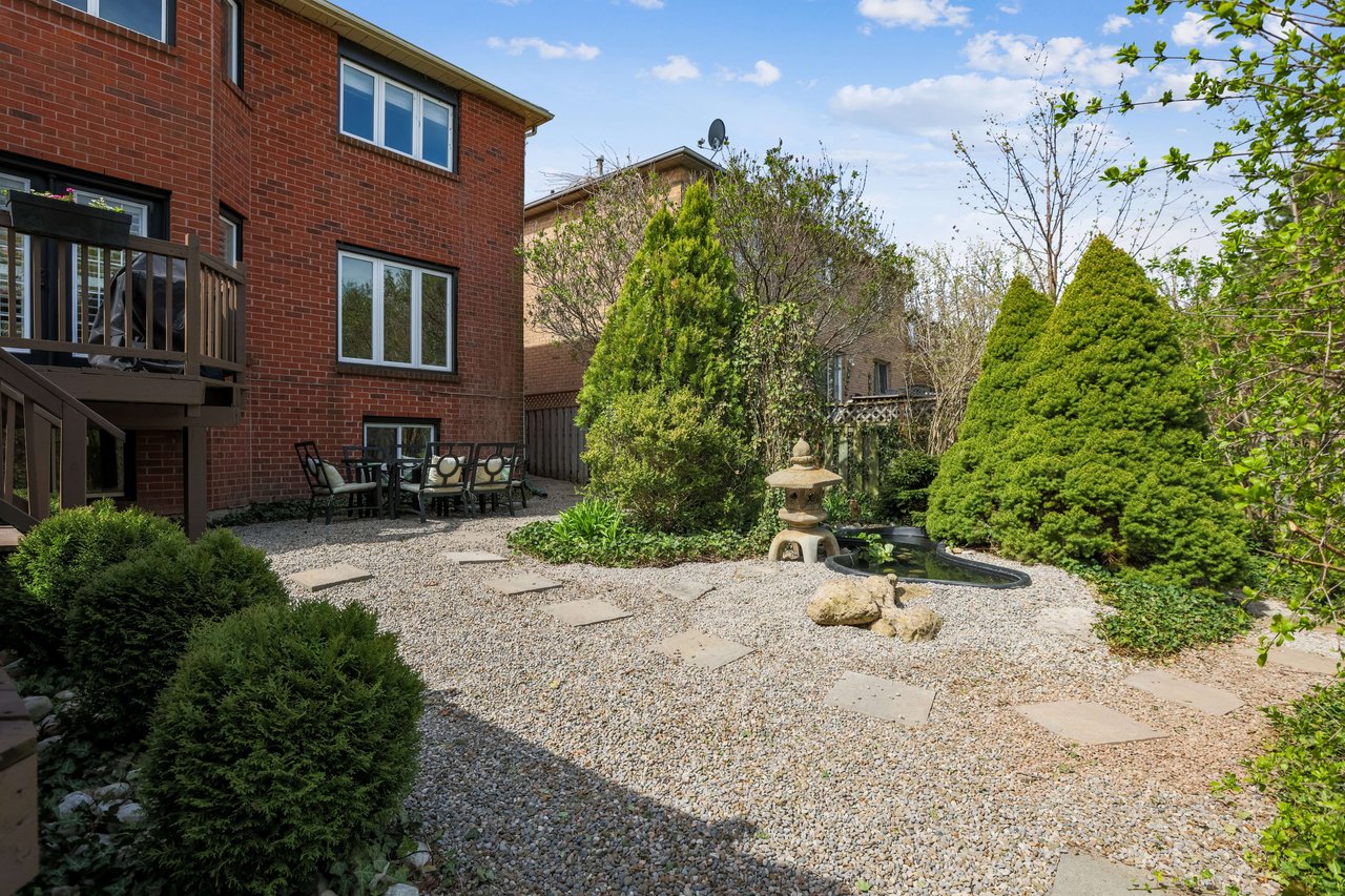 Ravine lot in sought-after Glen Abbey!