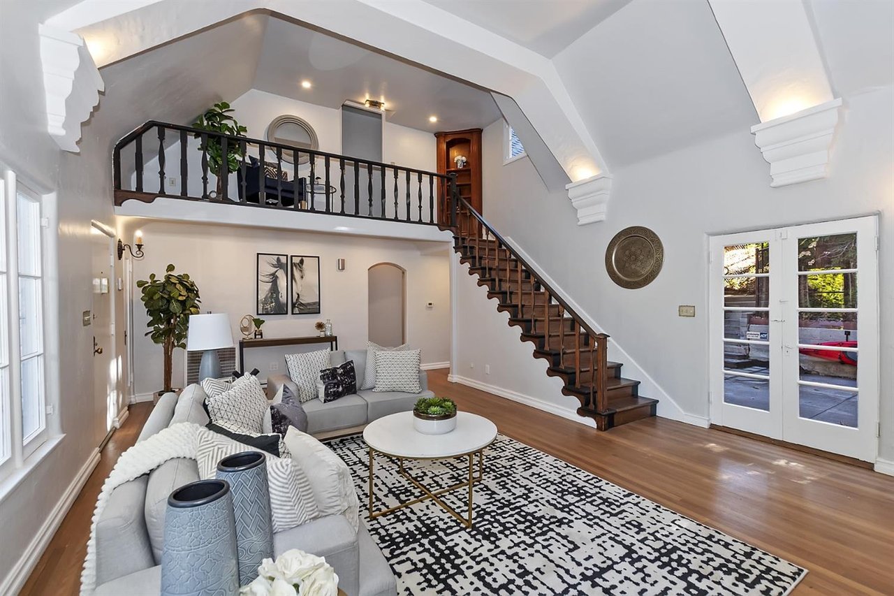 323 Sunset Dr