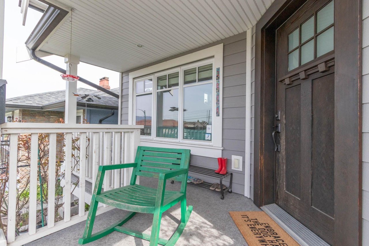 3896 Slocan St