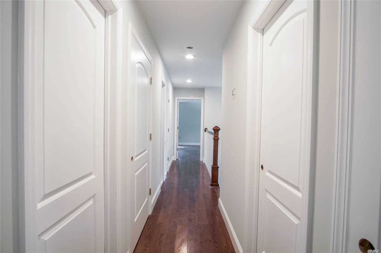 380 Woodbury Rd, Woodbury