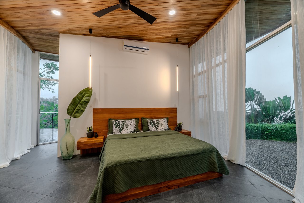 Solar Powered Glass Villa, Ojochal, Puntarenas