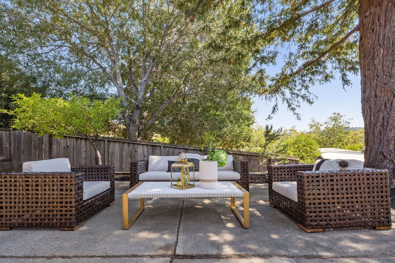 655 Knocknaboul Way