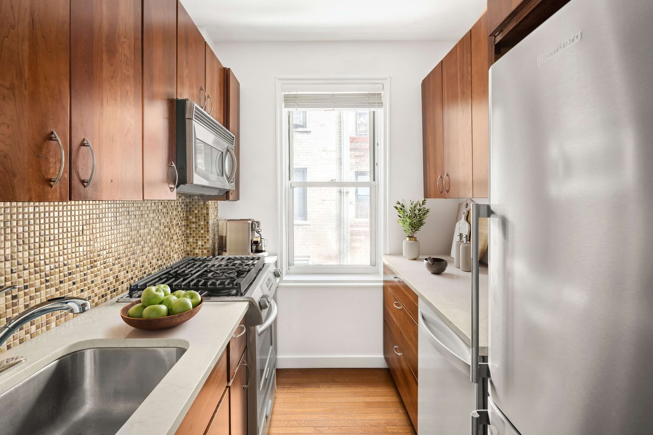 300 W 53RD Street Unit: 2L