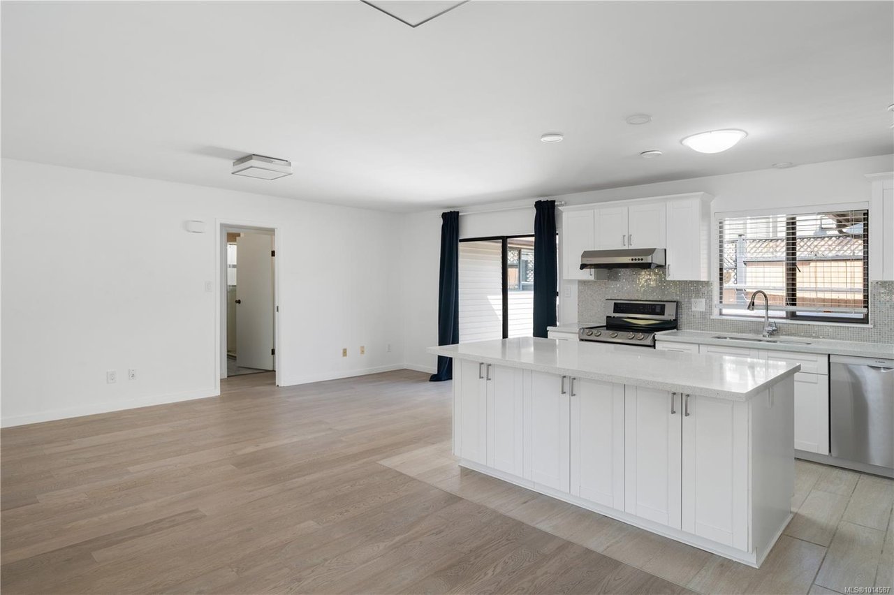4101 Scoones Pl, Saanich