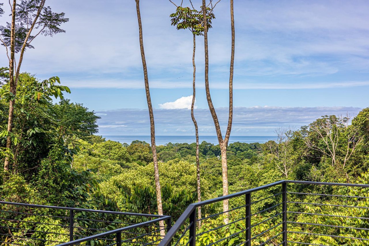 Outstanding Uvita Gem, Hidden in the Canopy with Ocean and Mountain Views