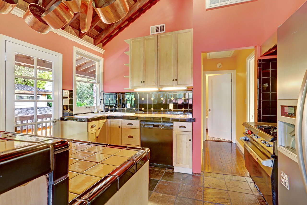 84 Hillside Dr