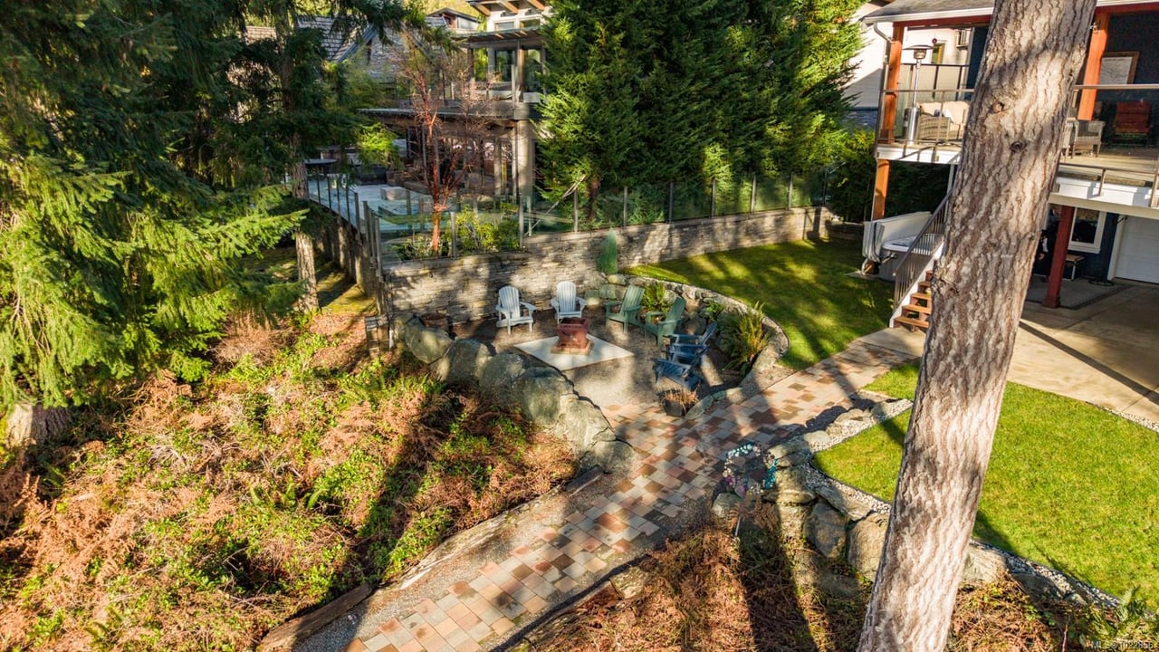 7364 Lakefront Dr, Lake Cowichan