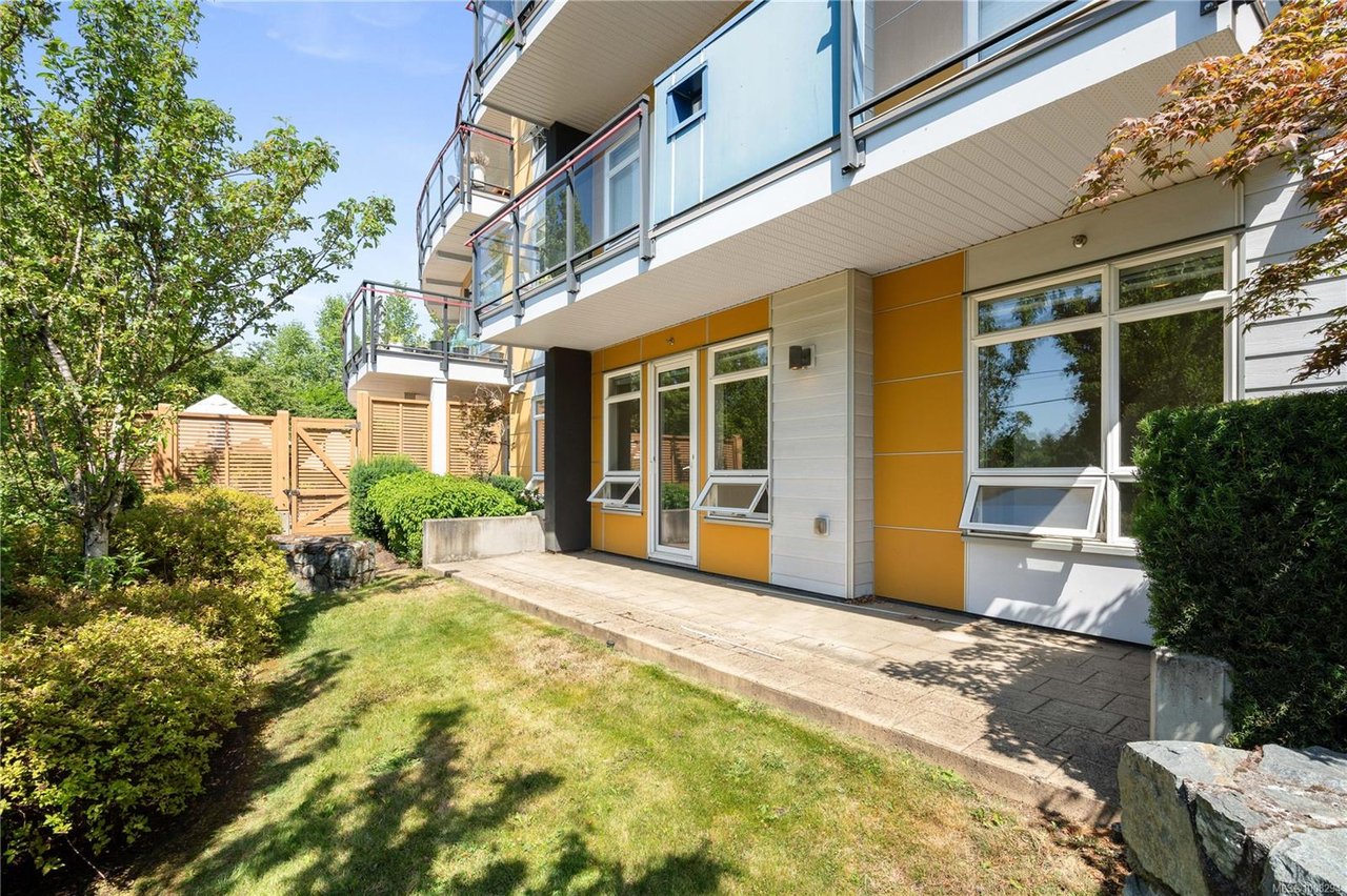 106-935 Cloverdale Ave, Saanich