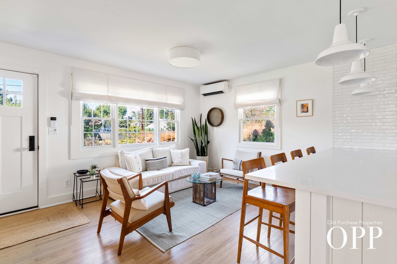  Stylish Cape Cod Retreat in Bellport Village