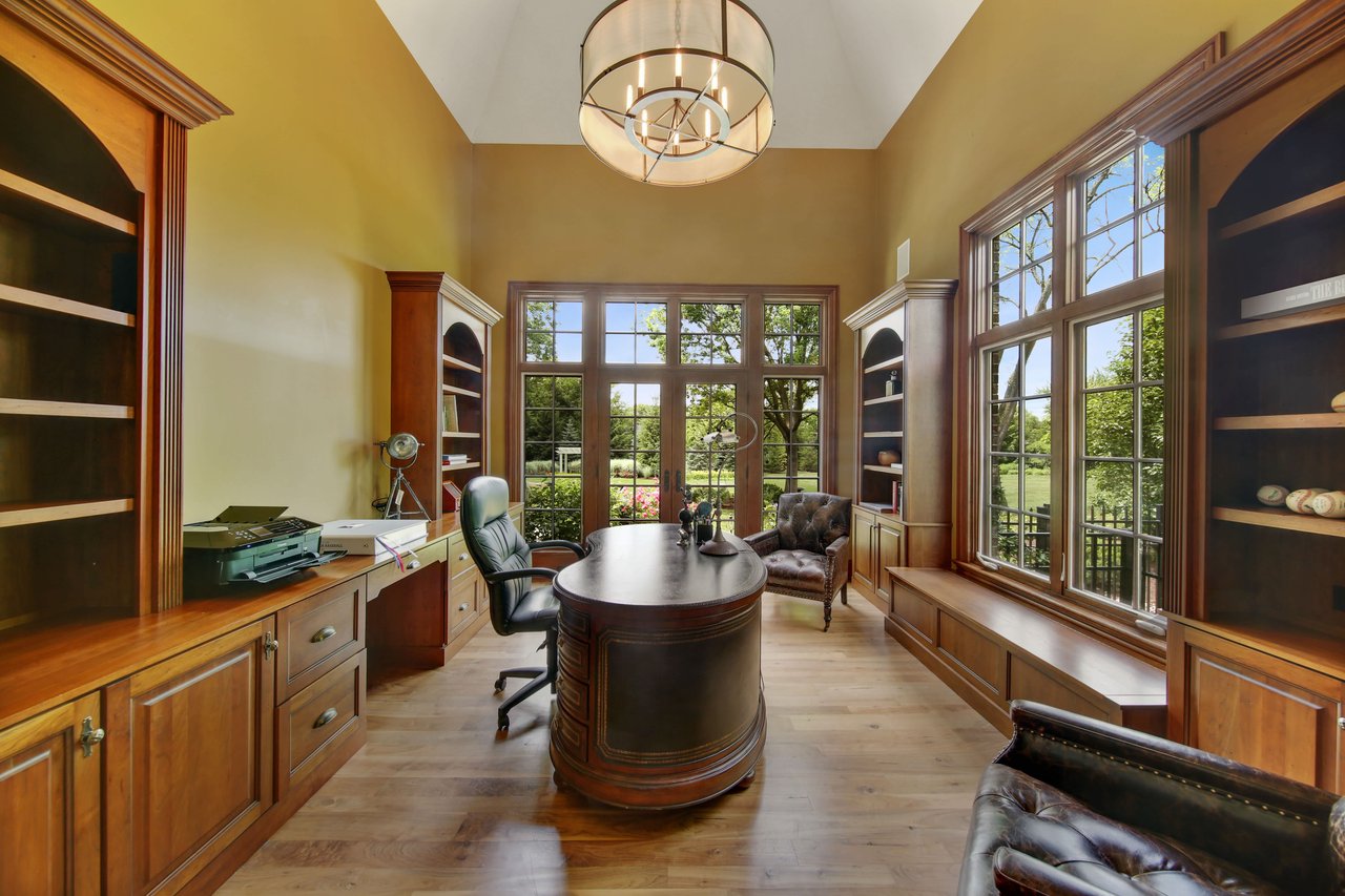 Chic & Elegant Home Near High School