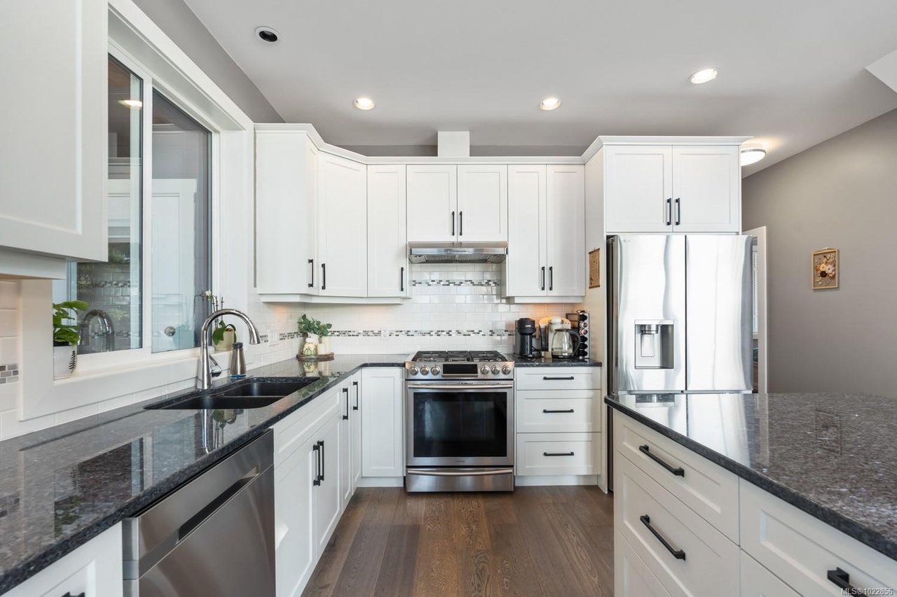 7364 Lakefront Dr, Lake Cowichan
