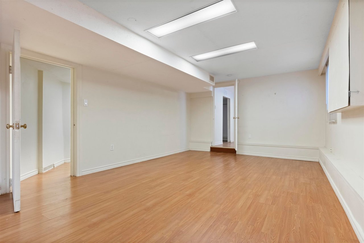 982 E 28th Ave