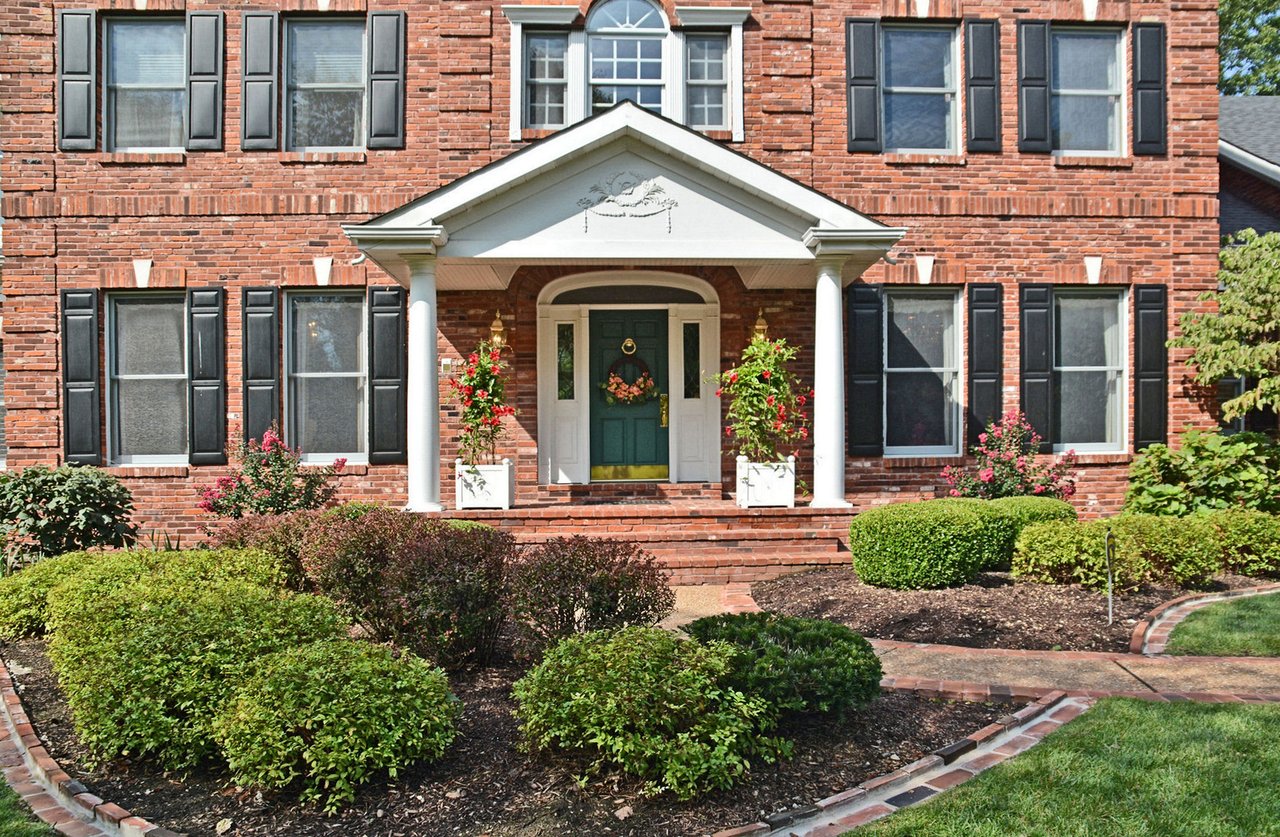 Traditional Frontenac Living on Quiet Culdesac