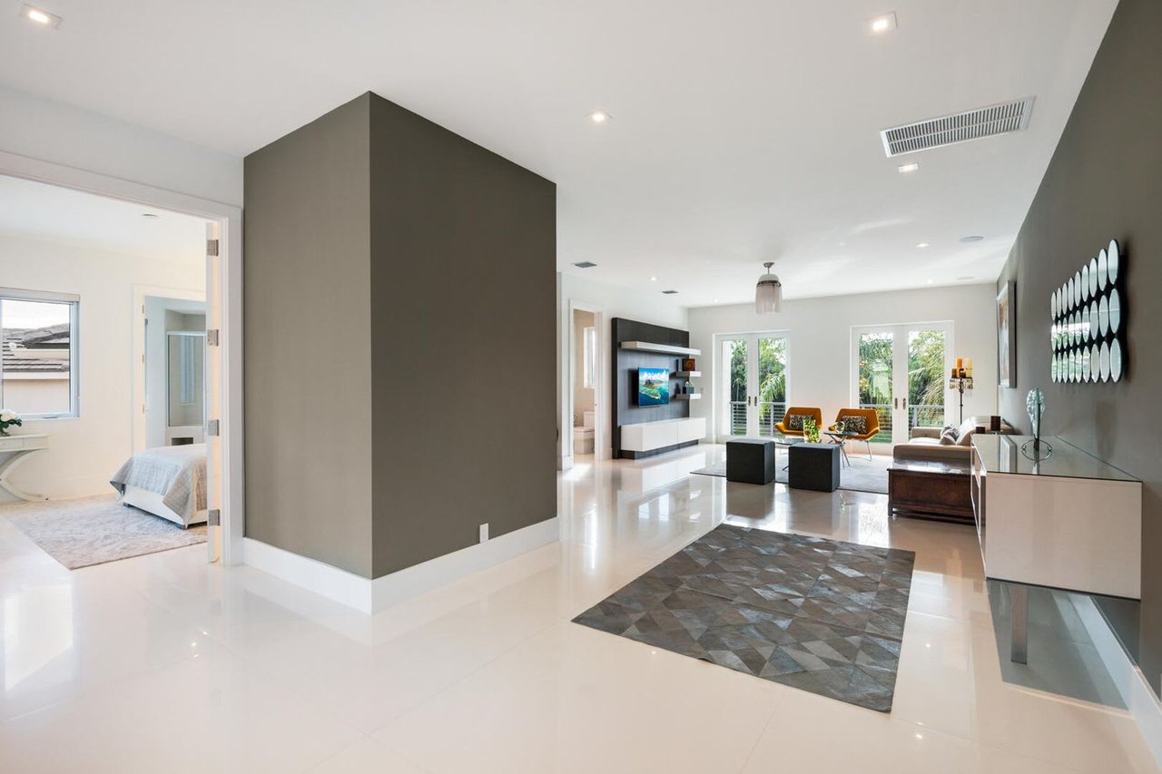 17106 Ave Le Rivage