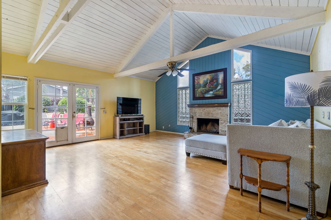 1002 Pepper Tree Ln