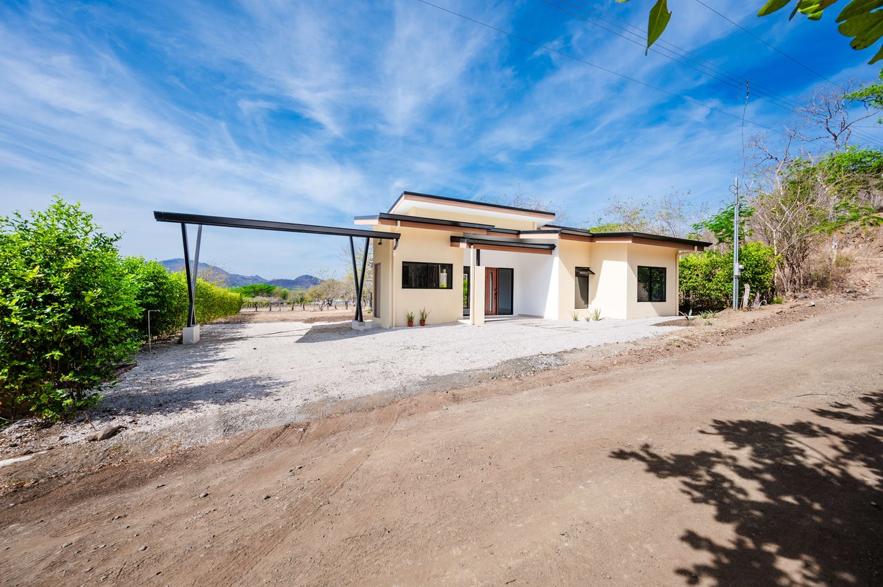 Casa Valentina | Charming 2-Bed Home Just Steps Away from the shore