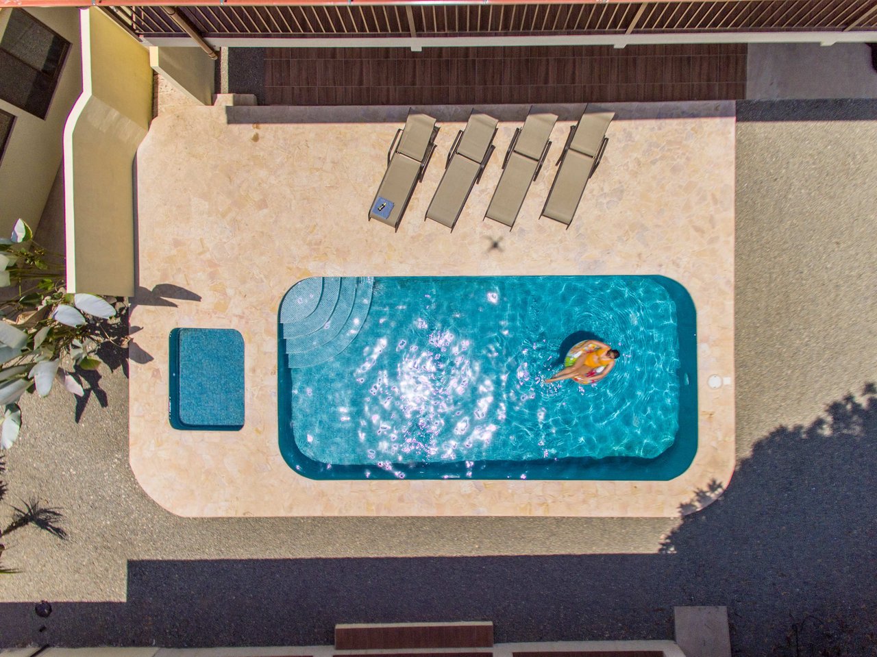 A highly-rated and high-occupancy resort with a hotel, cabins, on-site restaurant and a pool an easy 5-minute walk from PLAYA UVITA and Marino Ballena National Park!