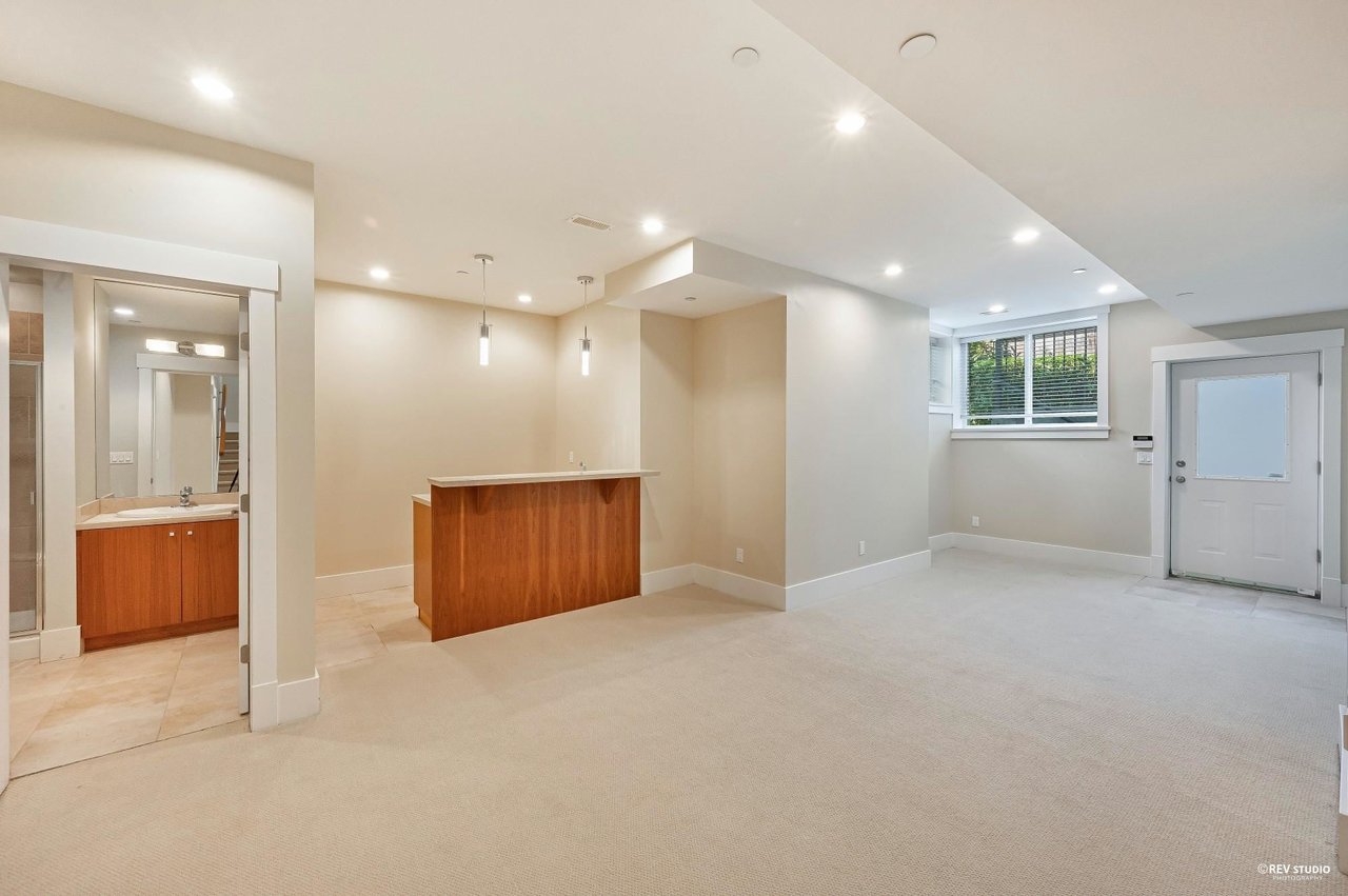 1141 Lawson Ave