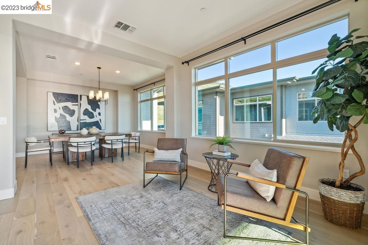 6743 Skyview Dr, Oakland, CA 94605
