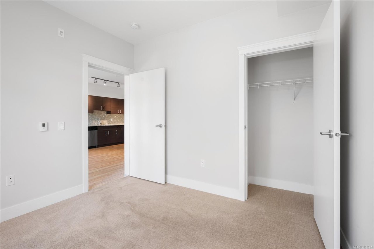 106-935 Cloverdale Ave, Saanich