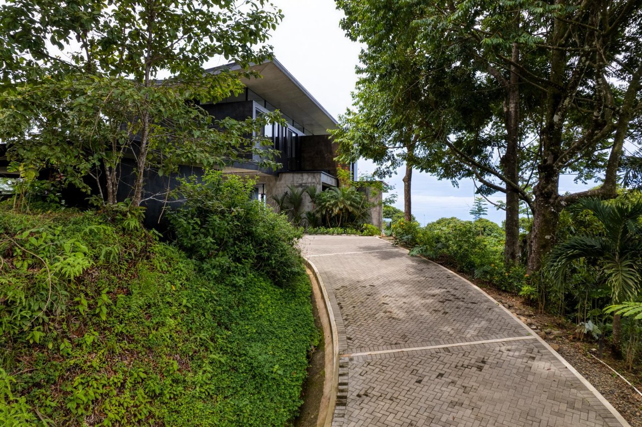 Architectural Whale Tail Villa, Dominical, Puntarenas