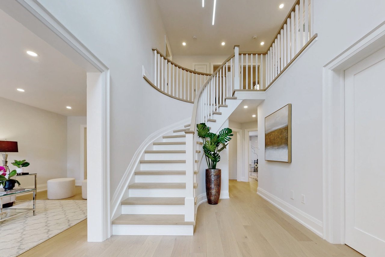 8 Trafalgar Square