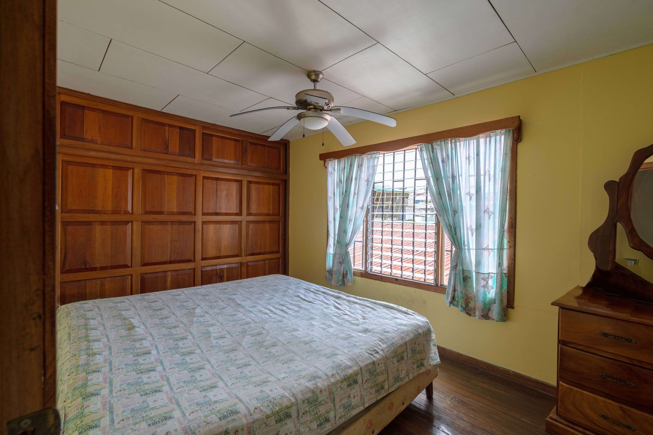 2-Story 4-Bedroom Quepos home, great location!