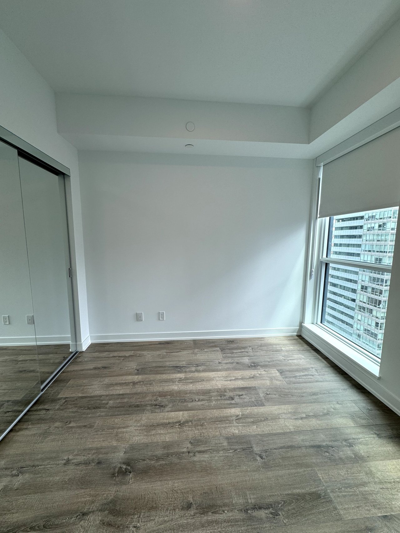 327 King St W Unit: 2501